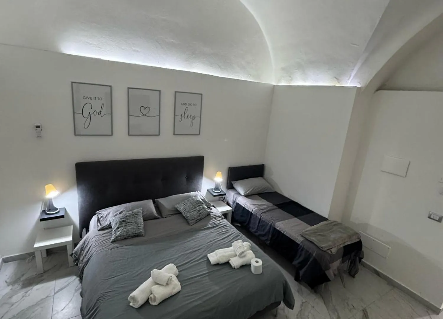 Carlant Apartment Katania 0*,  Włochy